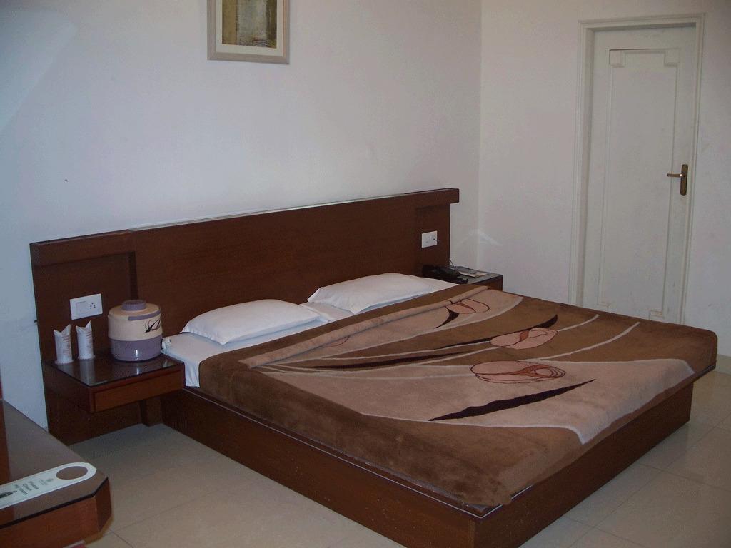 Hotel Sita Kiran Bareli Kültér fotó